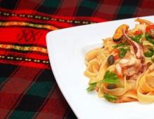 Паста с морепродуктами в томатно-базиликовом соусе (наша любимая!