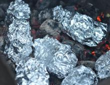 Как запечь картошку в фольге на углях